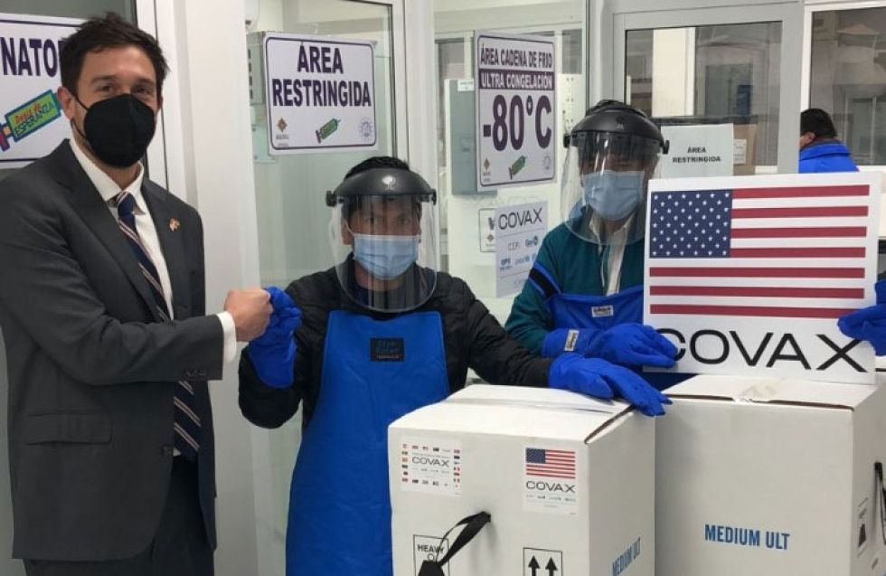 Llega lote de casi un millón de vacunas Pfizer donadas por EEUU a Bolivia
