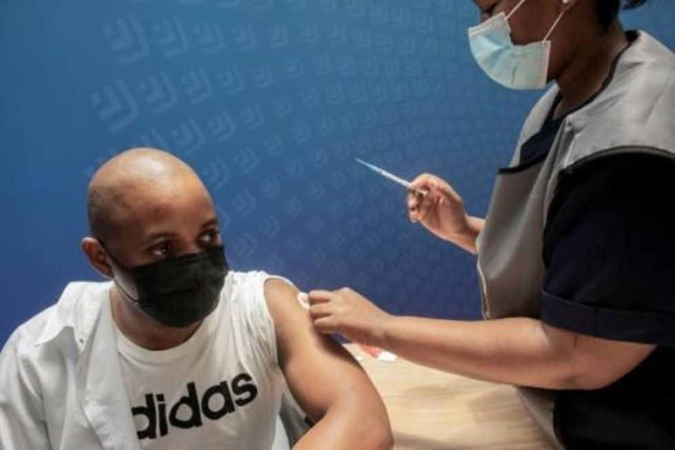 Los casos de ómicron explotan en Sudáfrica pero pocos terminan en hospitalizaciones