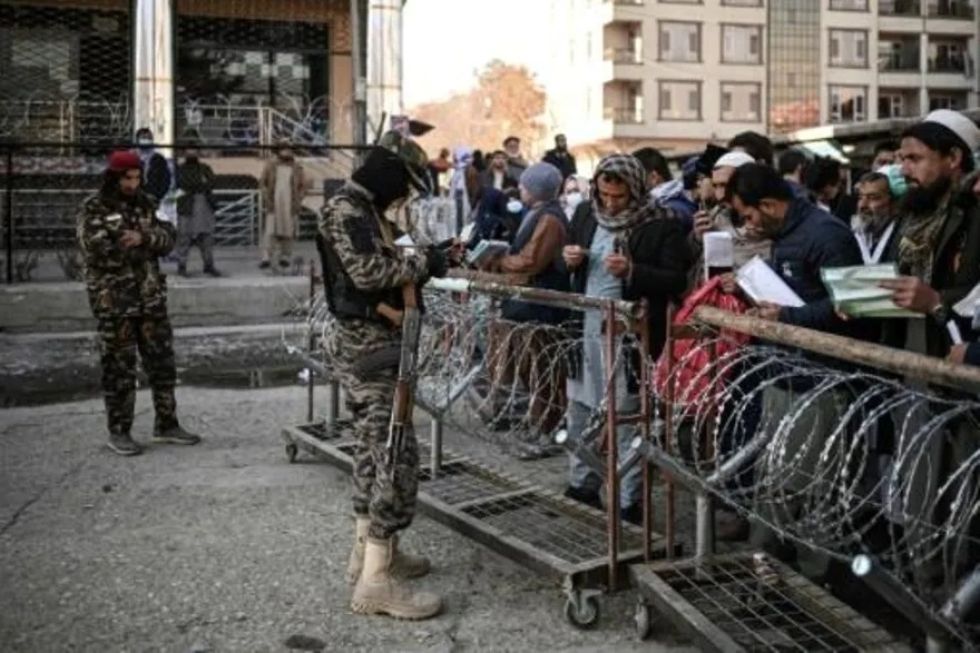 Los talibanes vuelven a entregar pasaportes en Afganistán