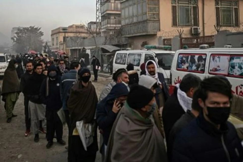 Largas horas de espera en Kabul para tramitar un pasaporte y huir de Afganistán