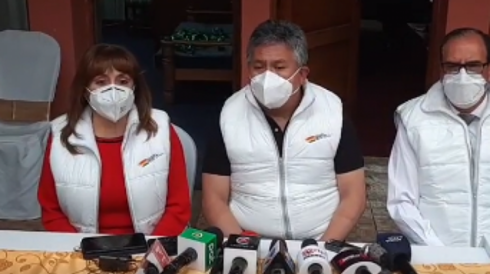 "Somos el país que acumula vacunas, no hay estrategias para contener el Covid-19", critica Larrea