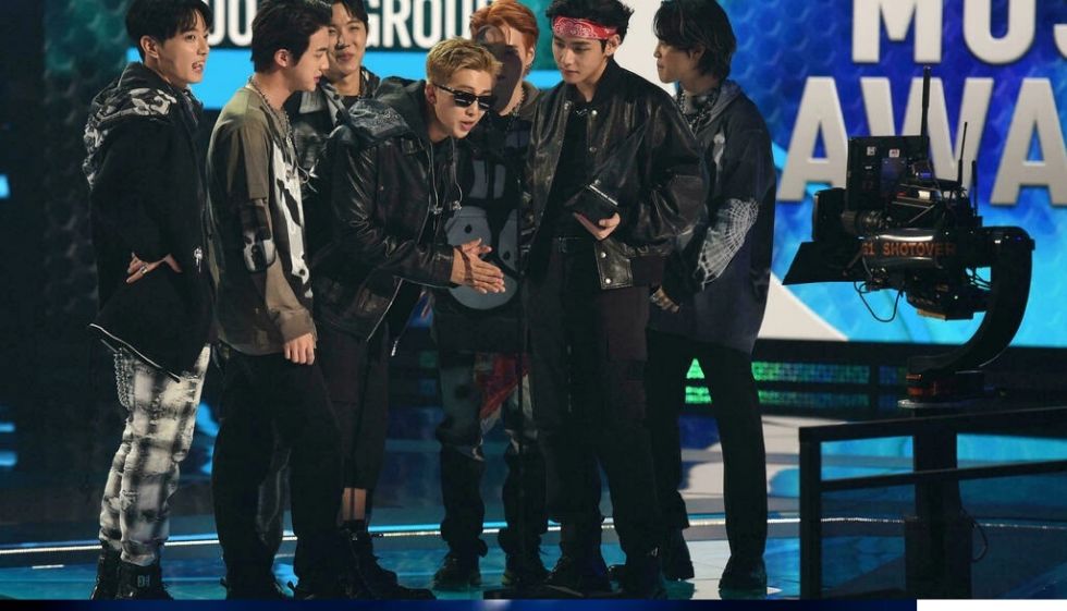 Tres miembros del grupo sensación de K-pop BTS dan positivo en covid-19