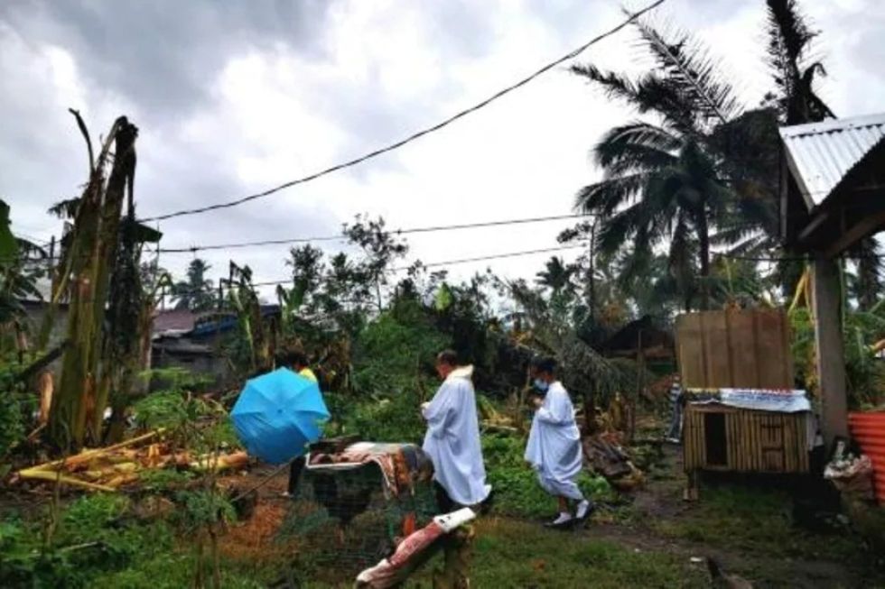 En una misa navideña, supervivientes del tifón en Filipinas rezan por techo y comida