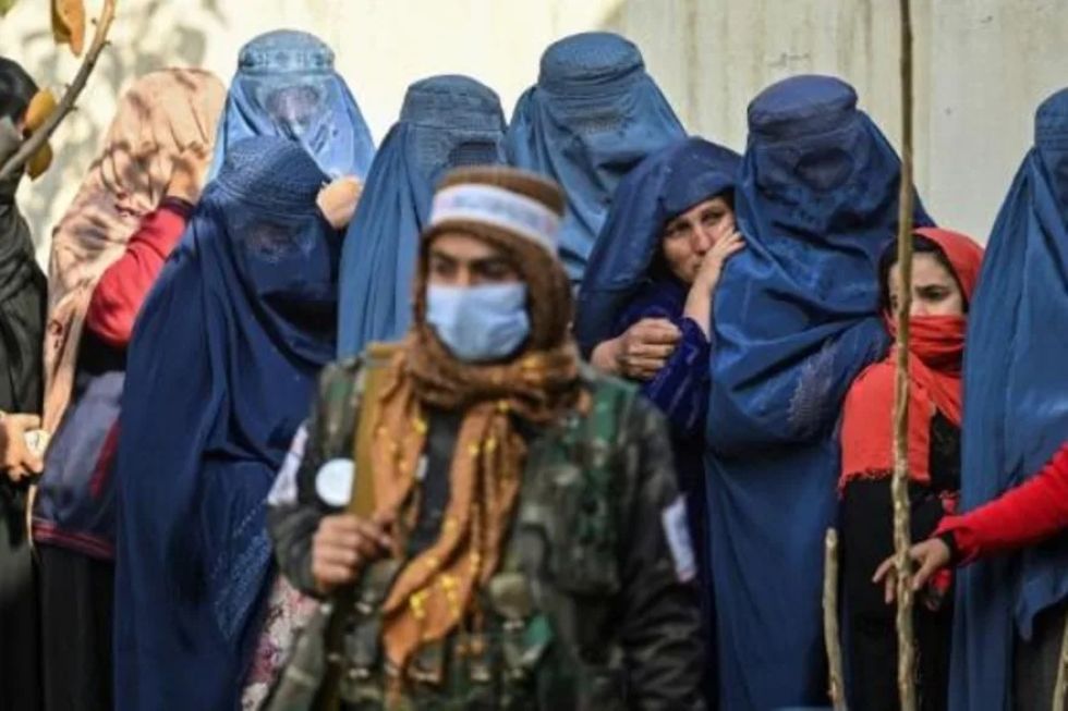 Los talibanes prohíben a las mujeres viajar sin un acompañante