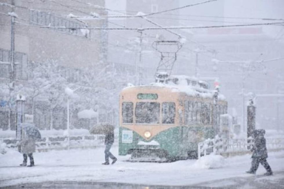Una fuerte nevada provoca el caos en el transporte en Japón