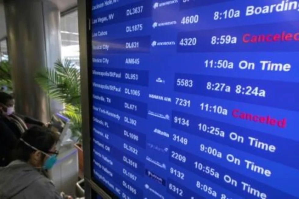 Caos en el transporte aéreo y nuevas restricciones previstas en Francia por ómicron