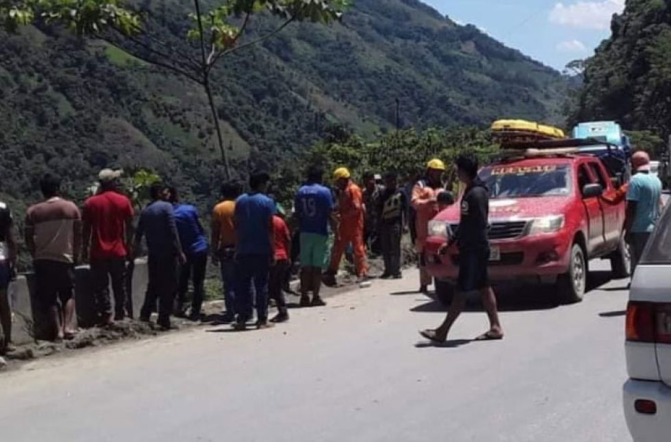 Bomberos reporta embarrancamiento con cinco fallecidos en la ruta Caranavi-La Paz