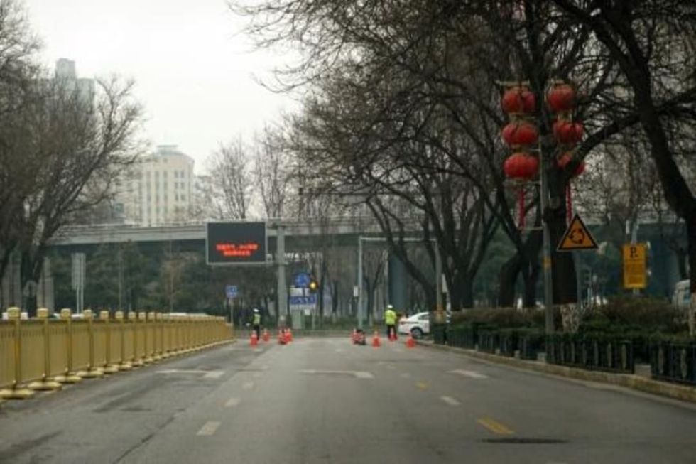 China destituye a dos funcionarios de ciudad golpeada por covid-19