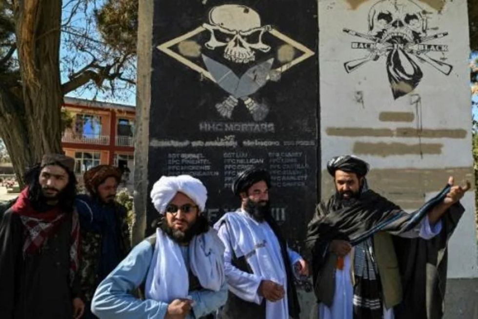 Talibanes exponen al público símbolos de su victoria en Afganistán