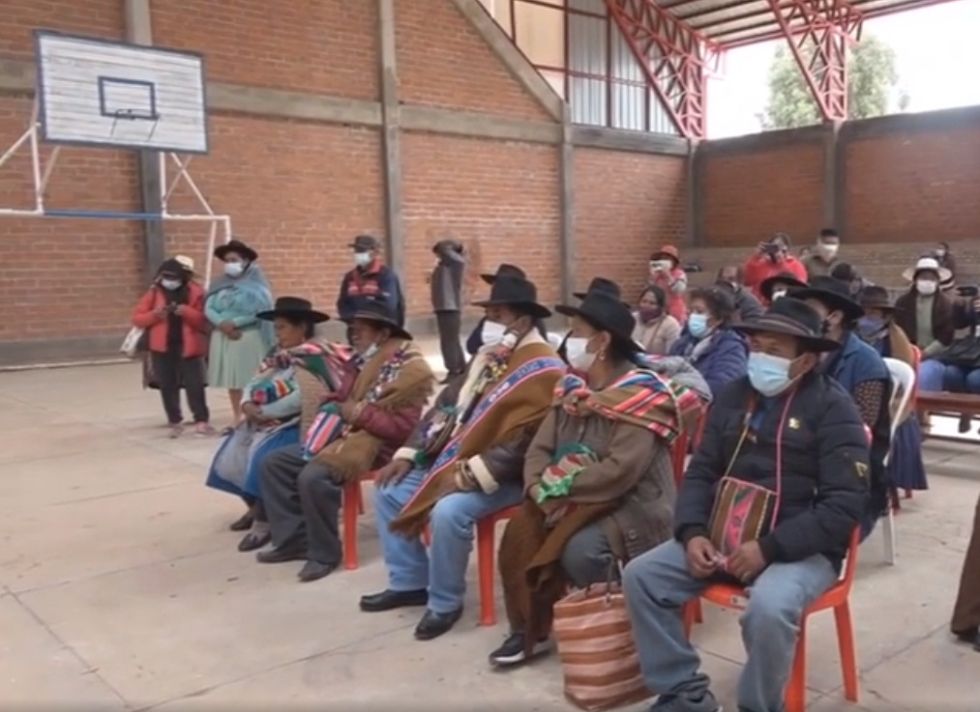 Entregan tinglado y baños para la unidad educativa de Samasa Alta en Potosí