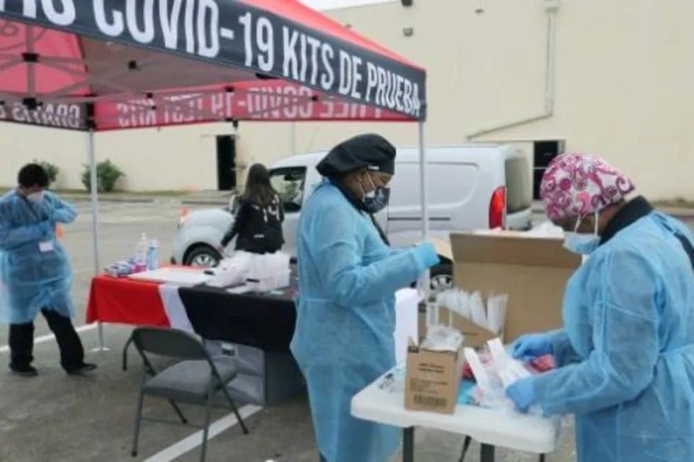 Abrumados por ómicron, en Texas se las ingenian para conseguir pruebas de covid