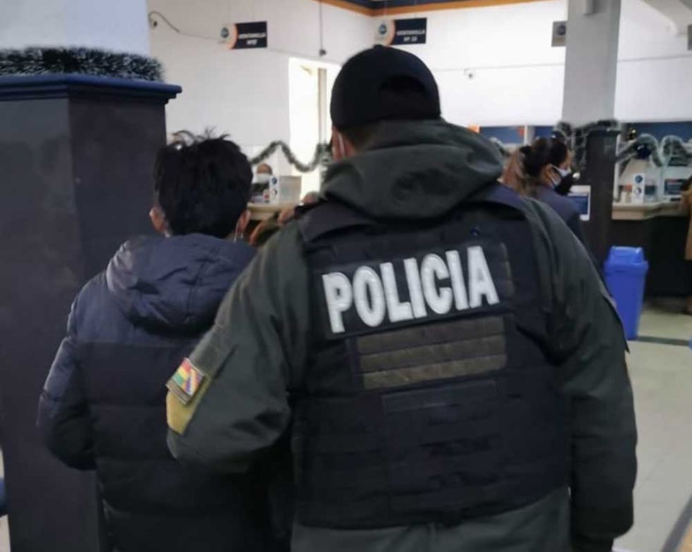 Dictan detención domiciliaria para persona aprehendida en Migración con certificado de vacunación falso