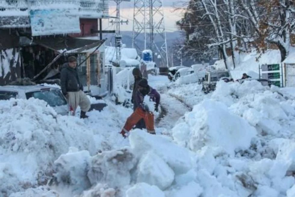 Ejército de Pakistán despeja acceso a localidad golpeada por mortal nevada