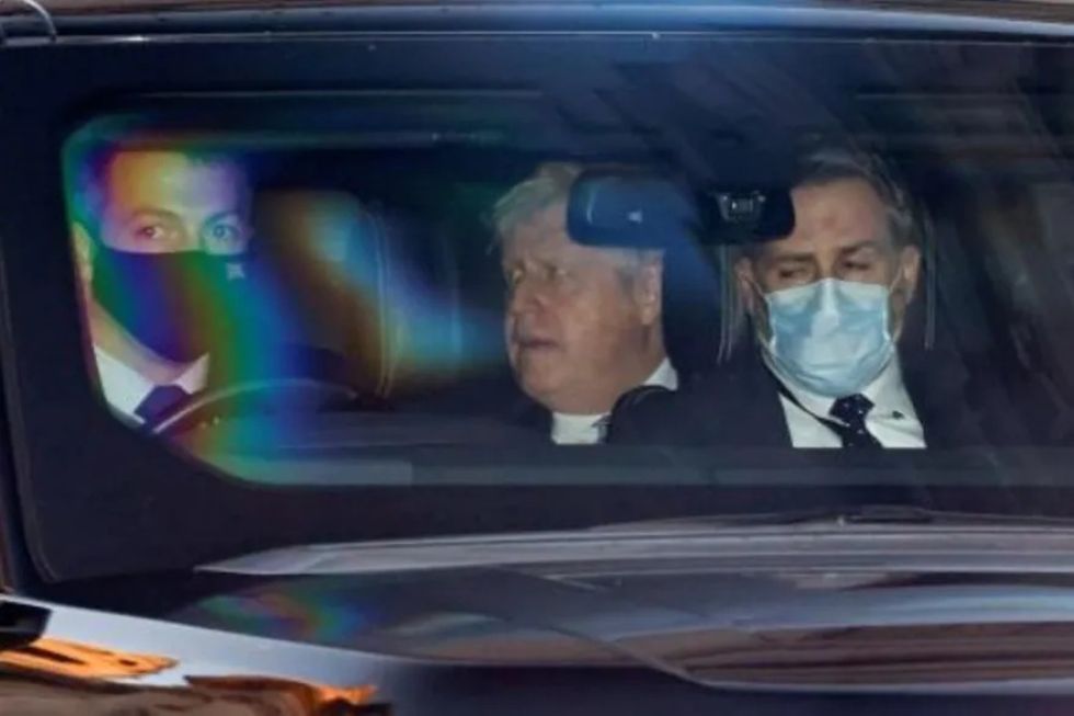 "Los vinos del viernes" en Downing Street hunden aún más a Boris Johnson