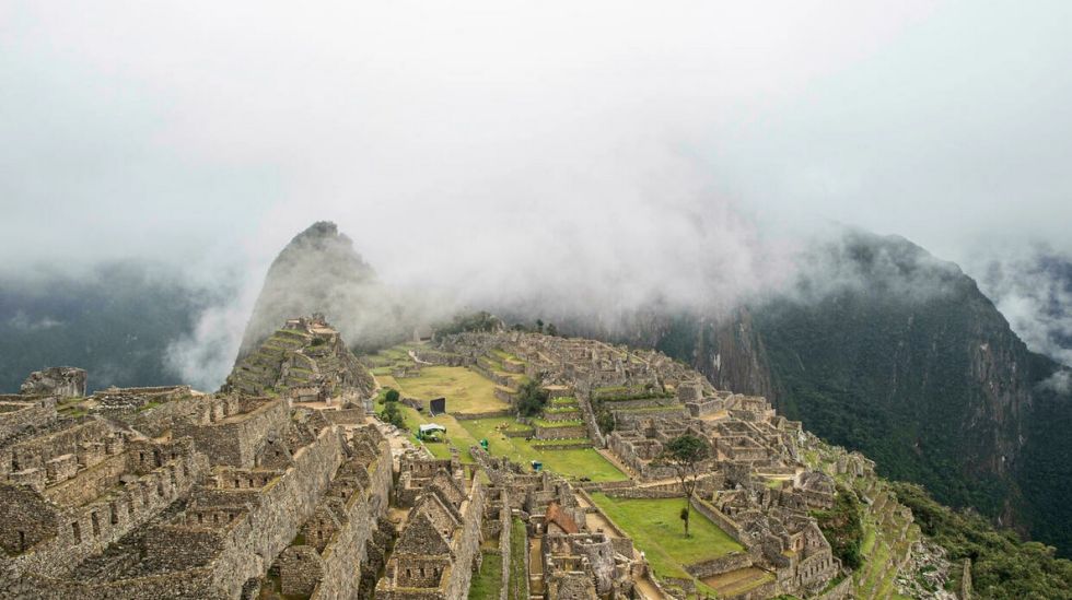 Inundaciones destruyen vías férreas e interrumpen el acceso a Machu Picchu