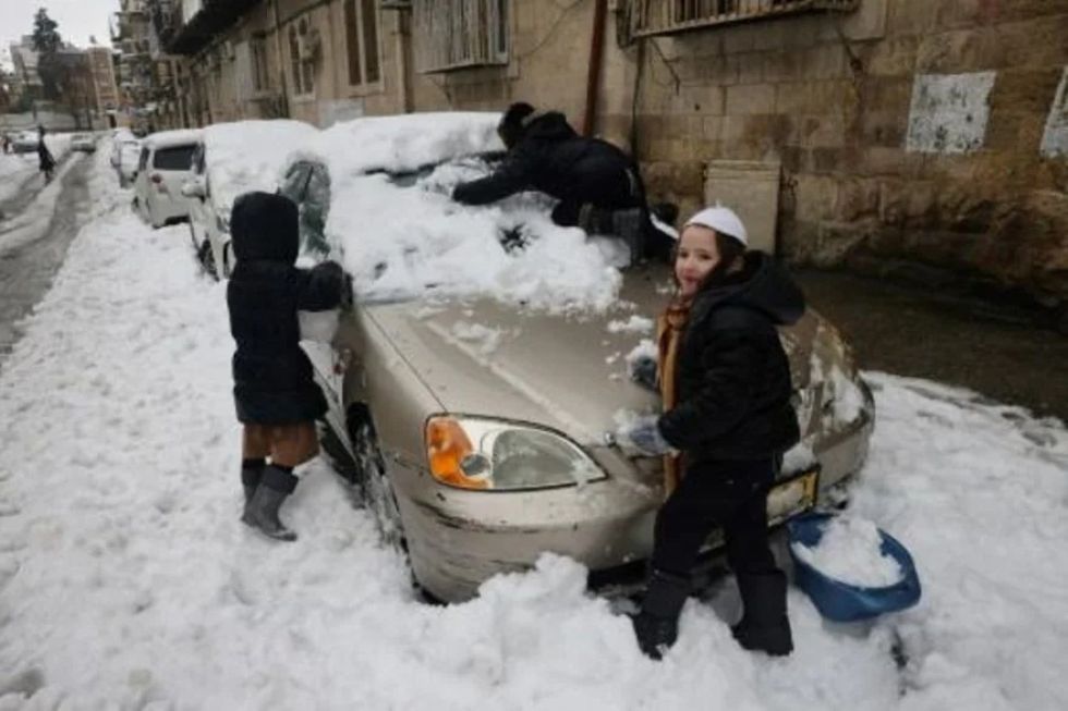 Una inusual nevada cubre de blanco Jerusalén