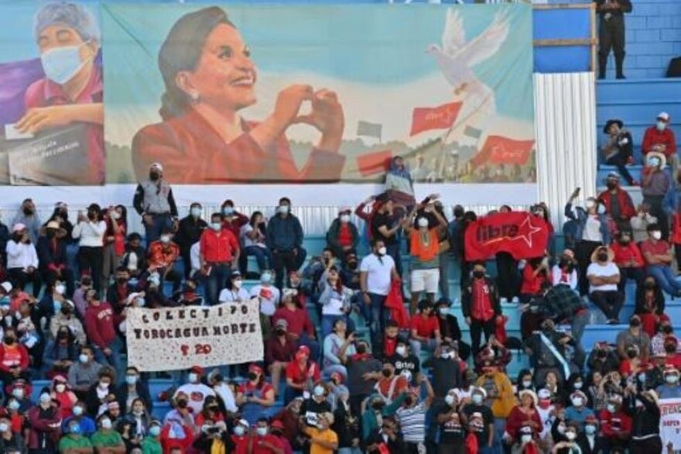 Xiomara Castro asume presidencia de una Honduras pobre y migrante