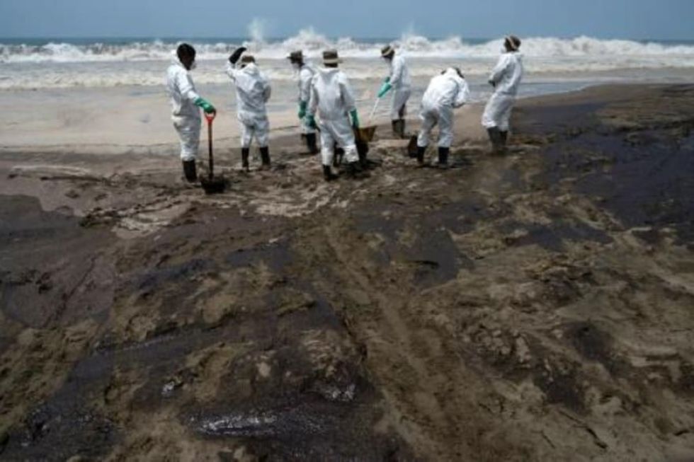 Justicia prohíbe salir de Perú a cuatro directivos de Repsol por derrame de crudo