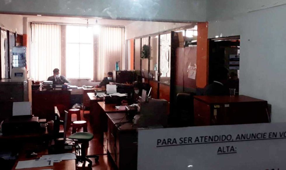 Aprehenden al exsecretario del juez Alcón y la visitadora social por incumplir deberes y otros delitos