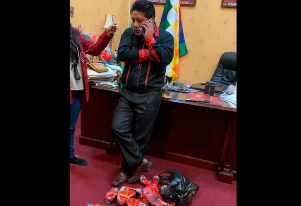 Encuentran bebidas en la oficina del Gobernador paceño y lo llevan a la Policía