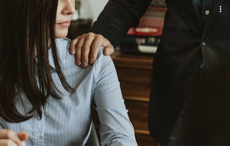 México prohíbe a funcionarios besos, abrazos y piropos con connotación sexual