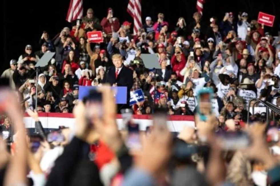 Donald Trump es acusado de mal manejo de documentación oficial