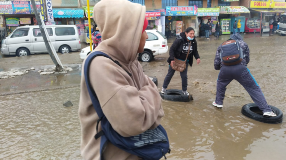Fuertes lluvias y granizo anegaron y causaron accidentes en las calles de la ciudad de El Alto