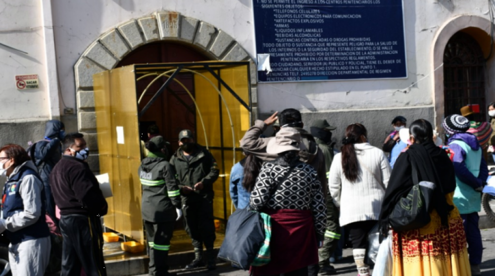 Gobierno "retira" al director de San Pedro ante denuncias de que feminicidas controlan el penal