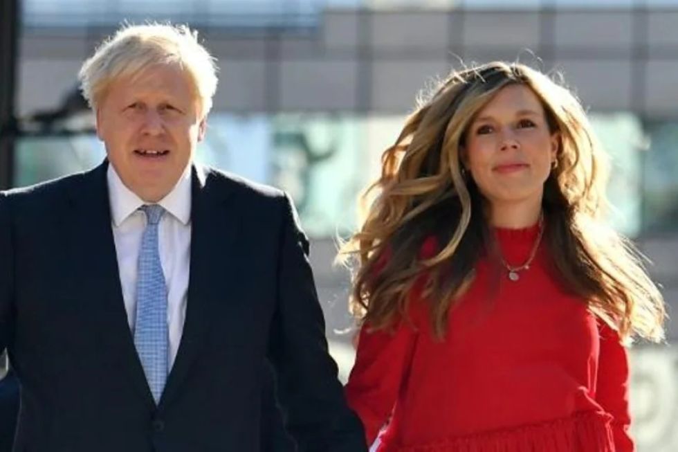 Carrie Johnson, primera dama británica, sale a la luz en medio de escándalos