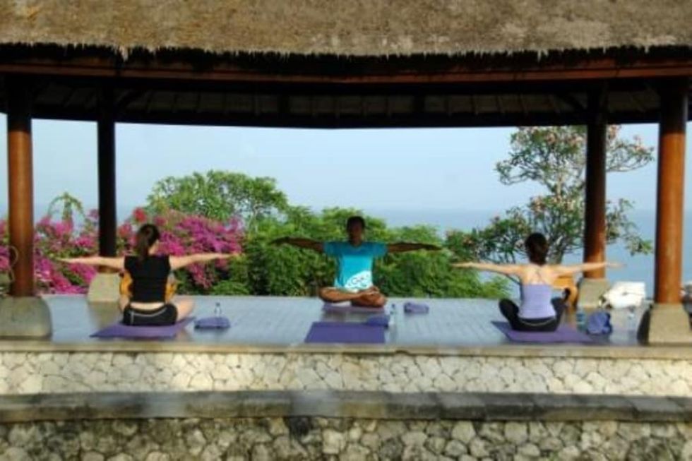 Al menos 10 personas mueren arrastradas por el mar durante un rito de meditación en Indonesia