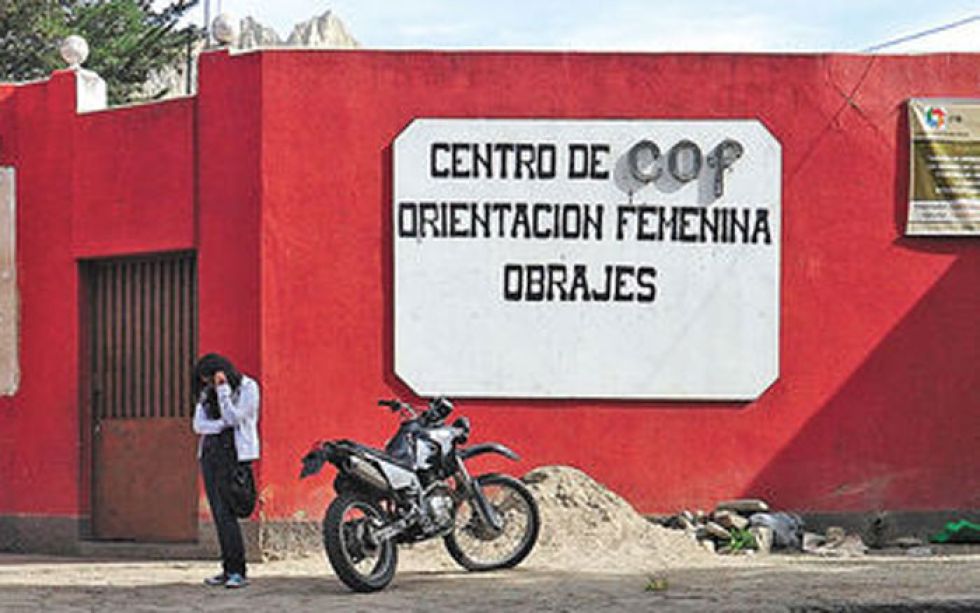 La Paz: Reclusa burla a su custodia y escapa durante salida para atención médica