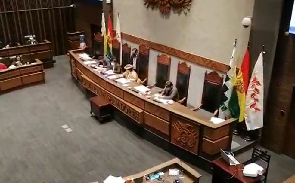 Cámara Alta aprueba licencia para el senador detenido acusado por violación