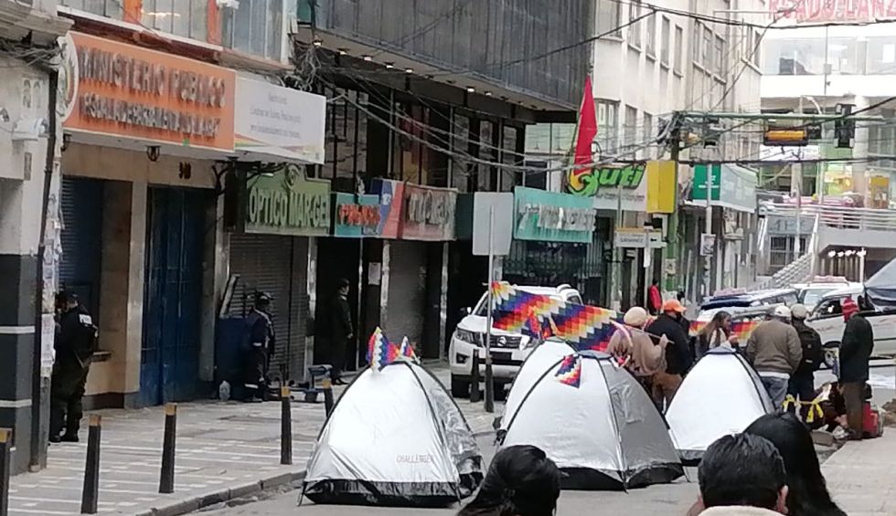 Fiscalía de La Paz afirma que ha cumplido exigencias de manifestantes que están en vigilia