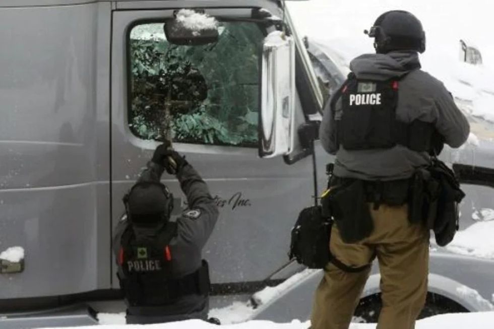 Policía retoma por la fuerza parte del control del centro de Ottawa