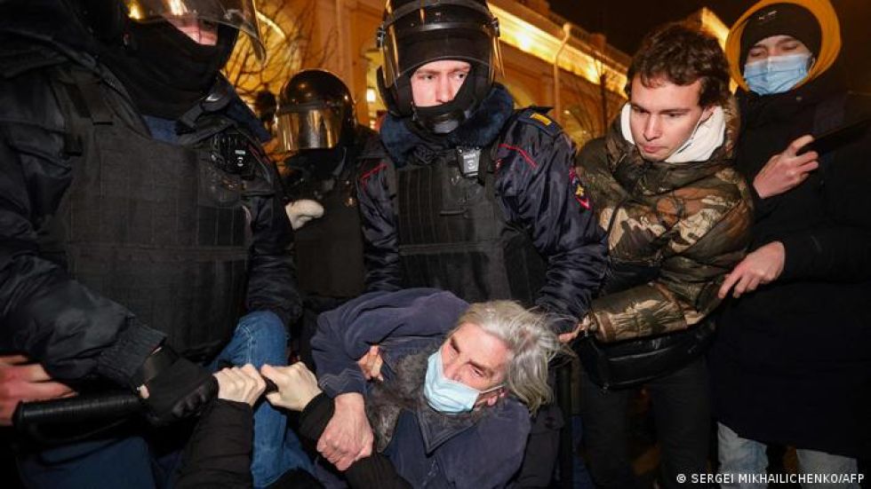 Reportan que hay 1.400 detenidos en Rusia en protestas contra la guerra en Ucrania