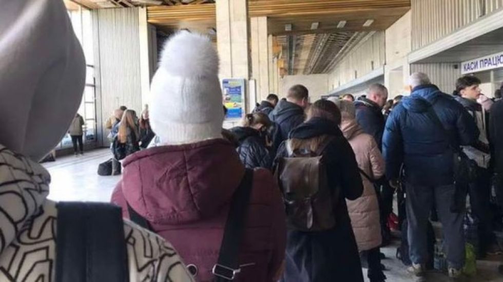 En primer día de ataque ruso reportan 137 muertos y 100.000 personas que intentan huir de Ucrania