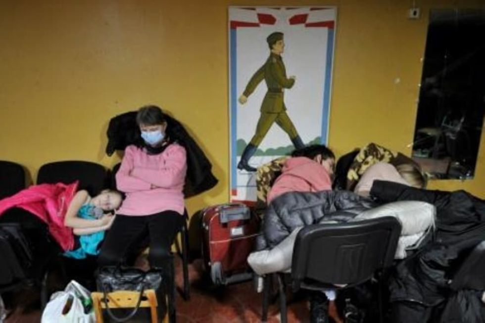 Los civiles de Kiev resisten a la invasión rusa apiñados en sótanos