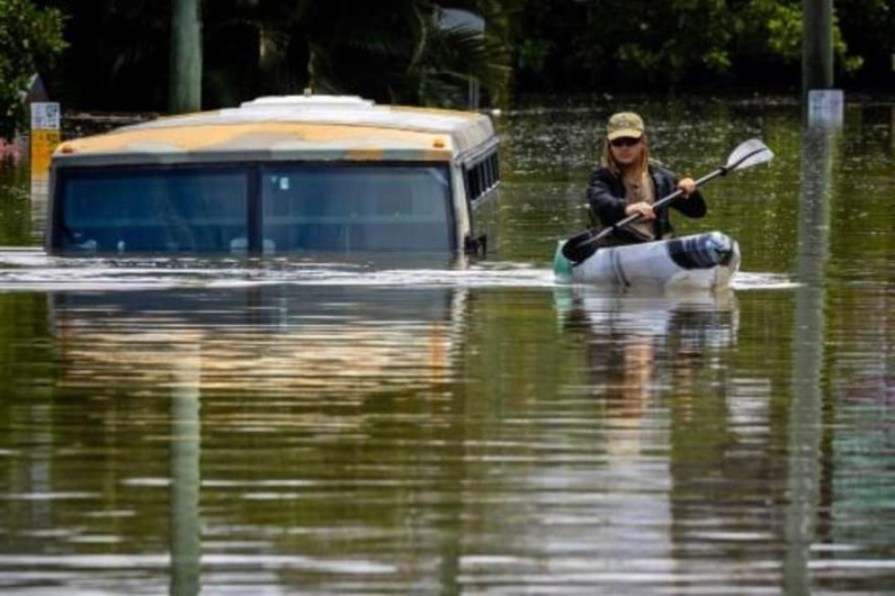 Miles de australianos dejan sus casas por las inundaciones, muchos se resguardan en techos