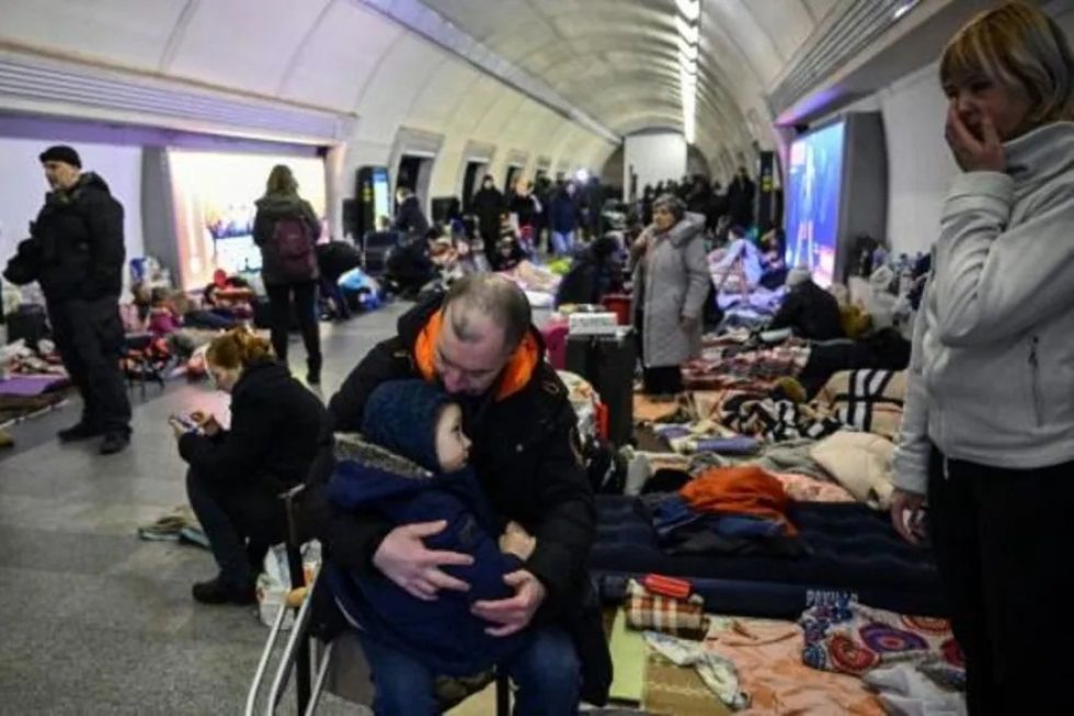 El metro de Kiev, refugio de la población contra los misiles