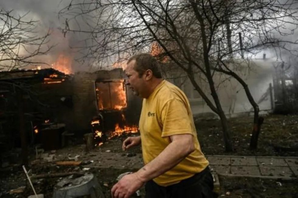 En el frente de Kiev, los proyectiles rusos reducen las casas a cenizas