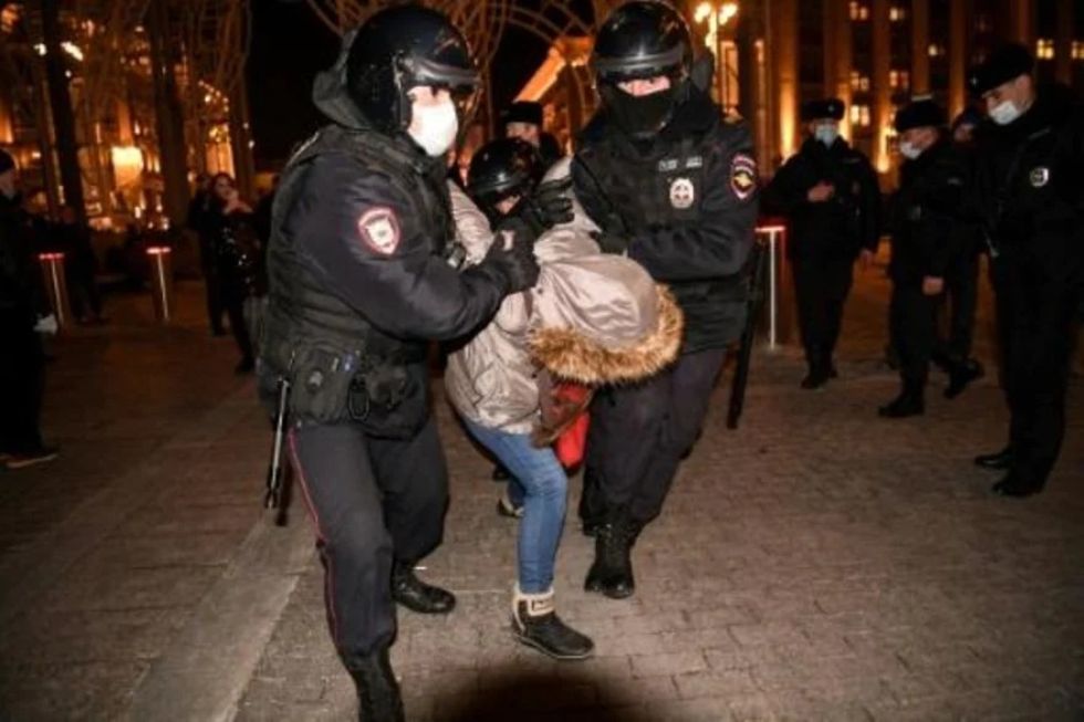 Reportan que hay más de 1.000 detenciones en Rusia en protestas contra la intervención en Ucrania