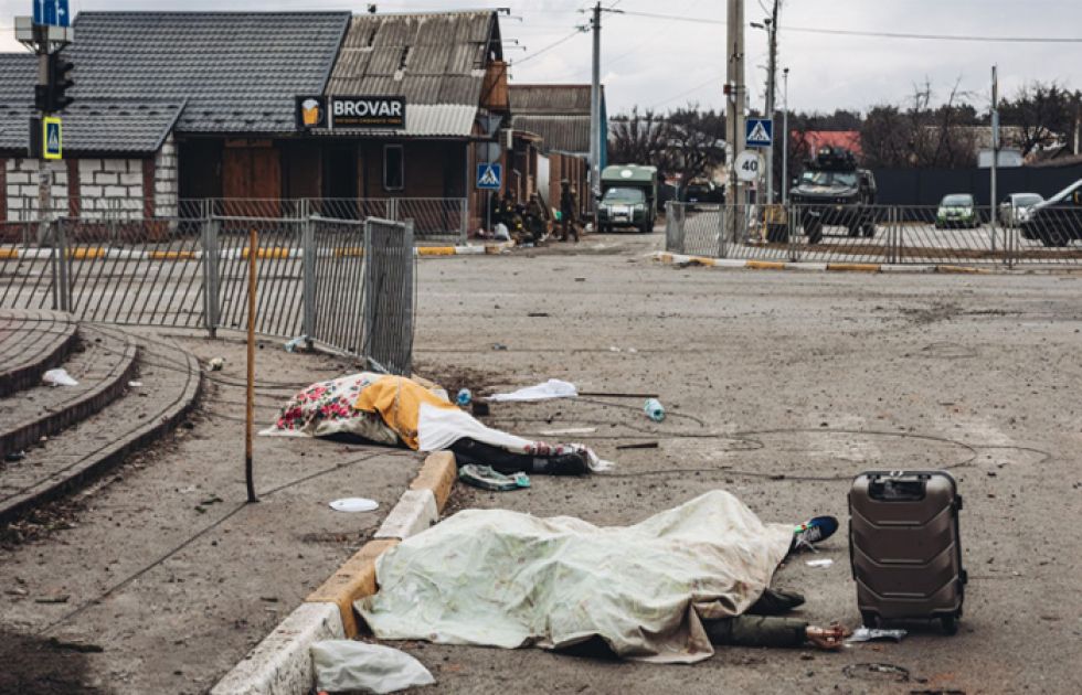 Fuerzas militares rusas bombardean a civiles en Irpin, a las puertas de Kiev