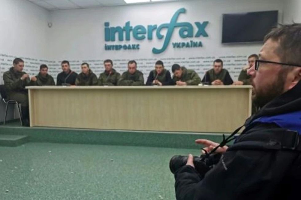 Ucrania obliga a desfilar a soldados rusos capturados para que muestren "arrepentimiento"