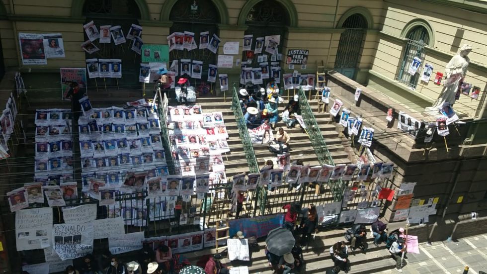 Mujeres Creando expone a jueces, fiscales y acusados; exige resolver 4.000 feminicidios y violaciones