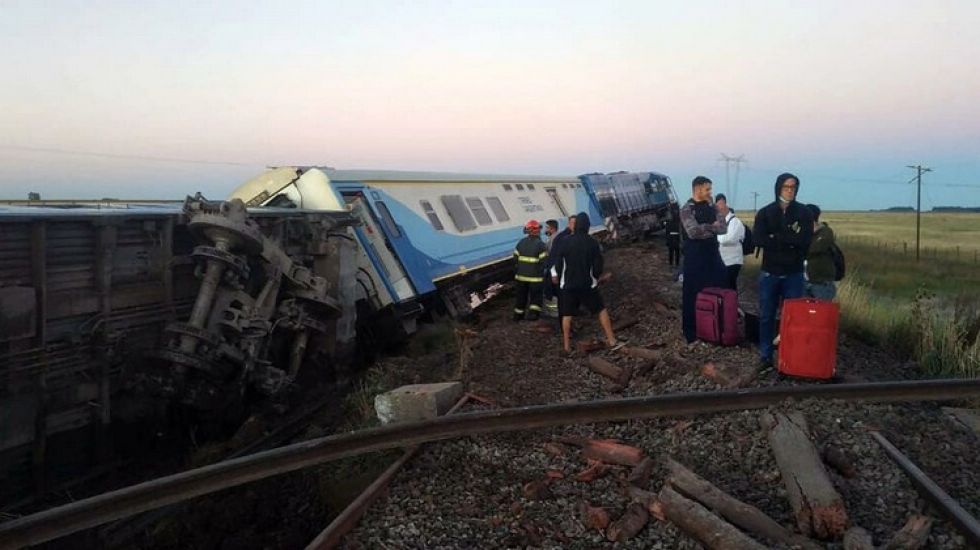 Tren con unos 500 pasajeros descarrila en Argentina y deja 17 heridos leves