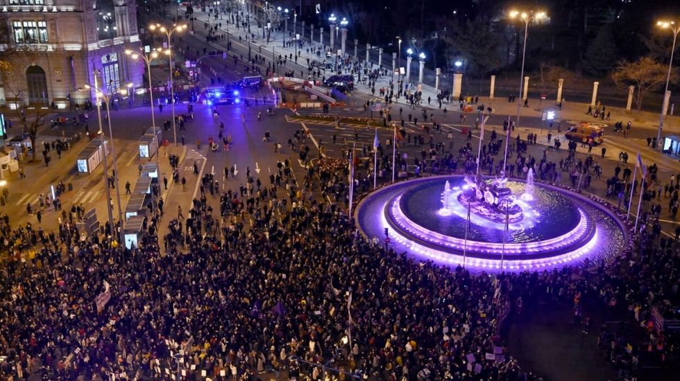 Las mujeres del mundo se manifiestan por sus derechos sin olvidarse de Ucrania