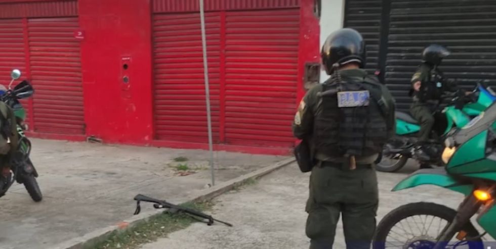 Santa Cruz:Contrabandistas recuperan camión con mercadería incautada con la ayuda de armas de fuego