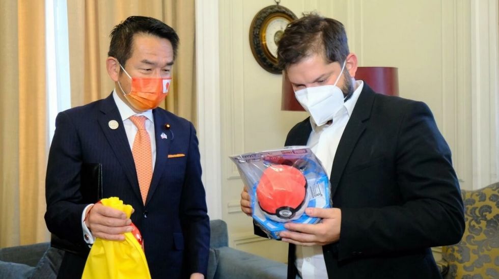 Desde un rey hasta un peluche de Pokémon, el último día de Boric antes de ser presidente de Chile