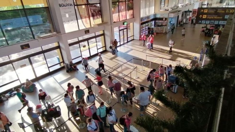 En el aeropuerto, frenan a ucranianos que buscaban refugio en Bolivia