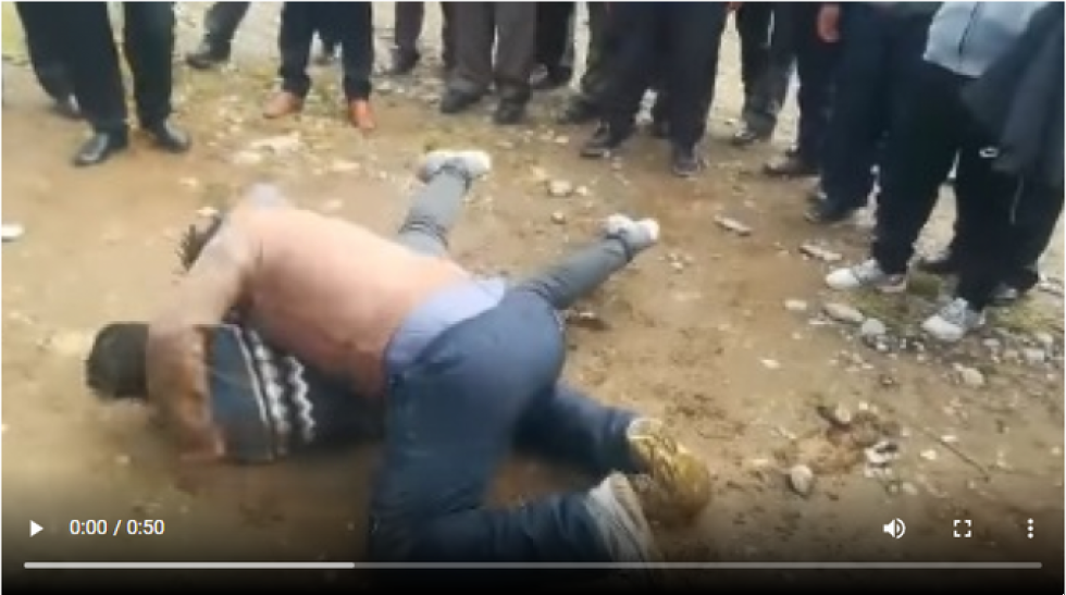 Como si fuera un ring de boxeo, dos choferes se agarran a golpes en la terminal de El Alto